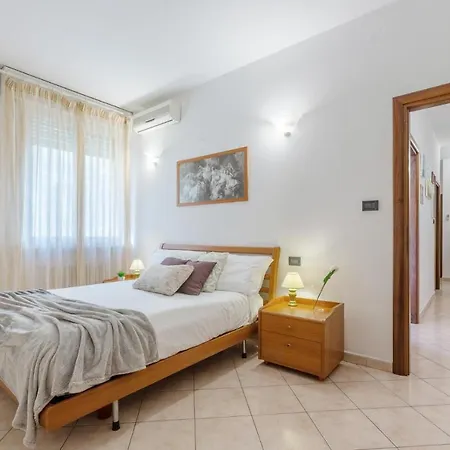 Quiet And Roomy With Balcony 公寓