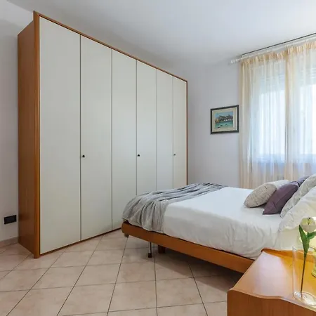 Quiet And Roomy With Balcony 费拉拉
