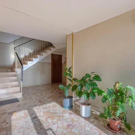 Quiet And Roomy With Balcony * 费拉拉